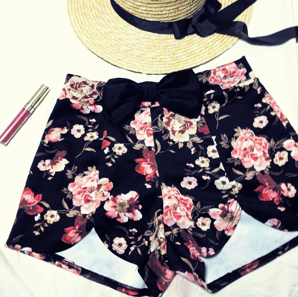 Charlotte Russe floral scalloped shorts